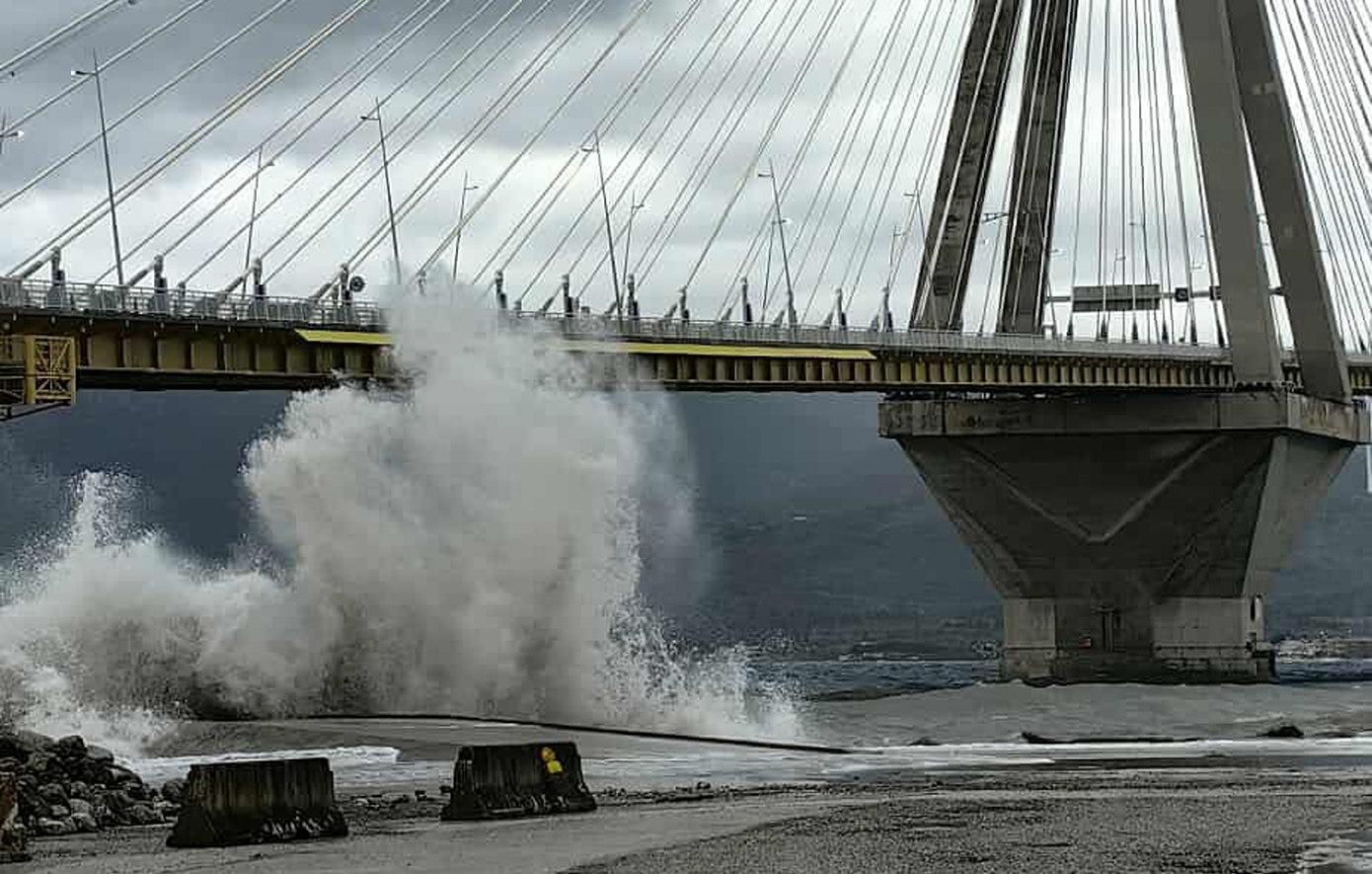 Η κακοκαιρία επιμένει να πλήττει τη Δυτική Ελλάδα – Ακόμα σε ισχύ τα έκτακτα μέτρα στη γέφυρα Ρίου-Αντιρρίου