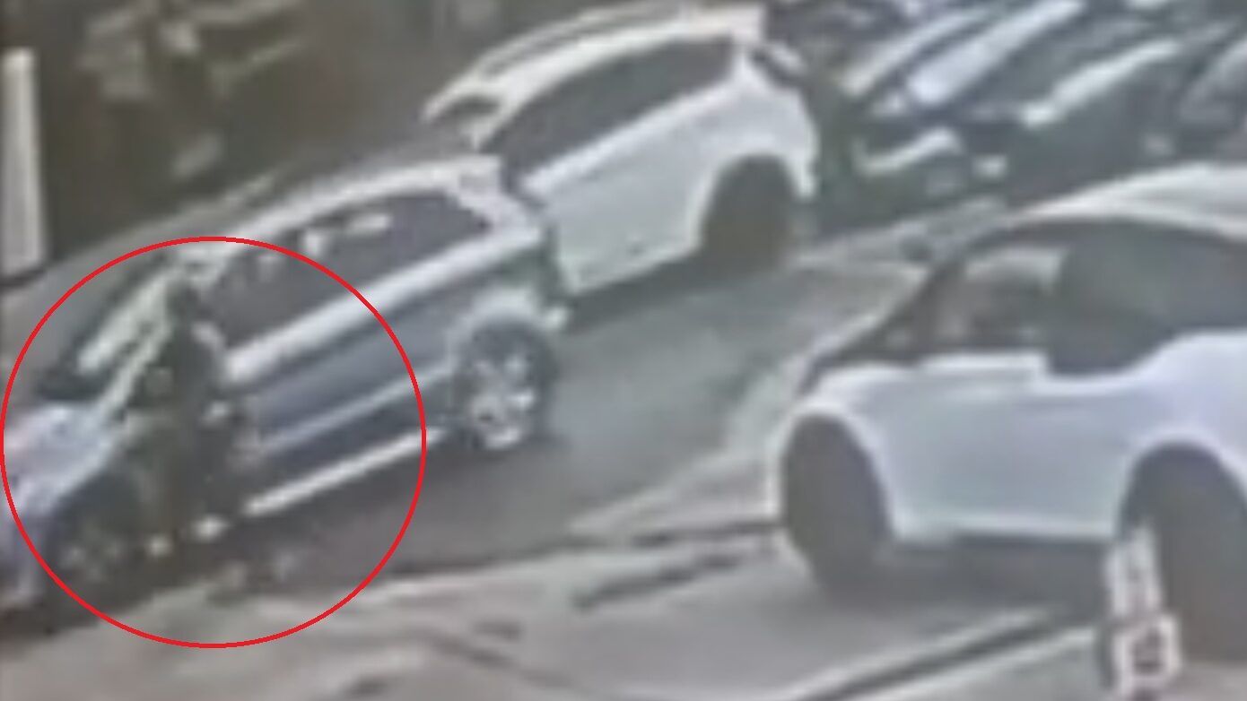 Αποκαλυπτικό βίντεο από την παράσυρση υπαλλήλου των ΕΛΤΑ – Η γυναίκα υπέστη κάταγμα στο χέρι της