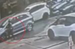 Αποκαλυπτικό βίντεο από την παράσυρση υπαλλήλου των ΕΛΤΑ – Η γυναίκα υπέστη κάταγμα στο χέρι της