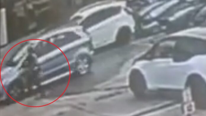 Αποκαλυπτικό βίντεο από την παράσυρση υπαλλήλου των ΕΛΤΑ – Η γυναίκα υπέστη κάταγμα στο χέρι της