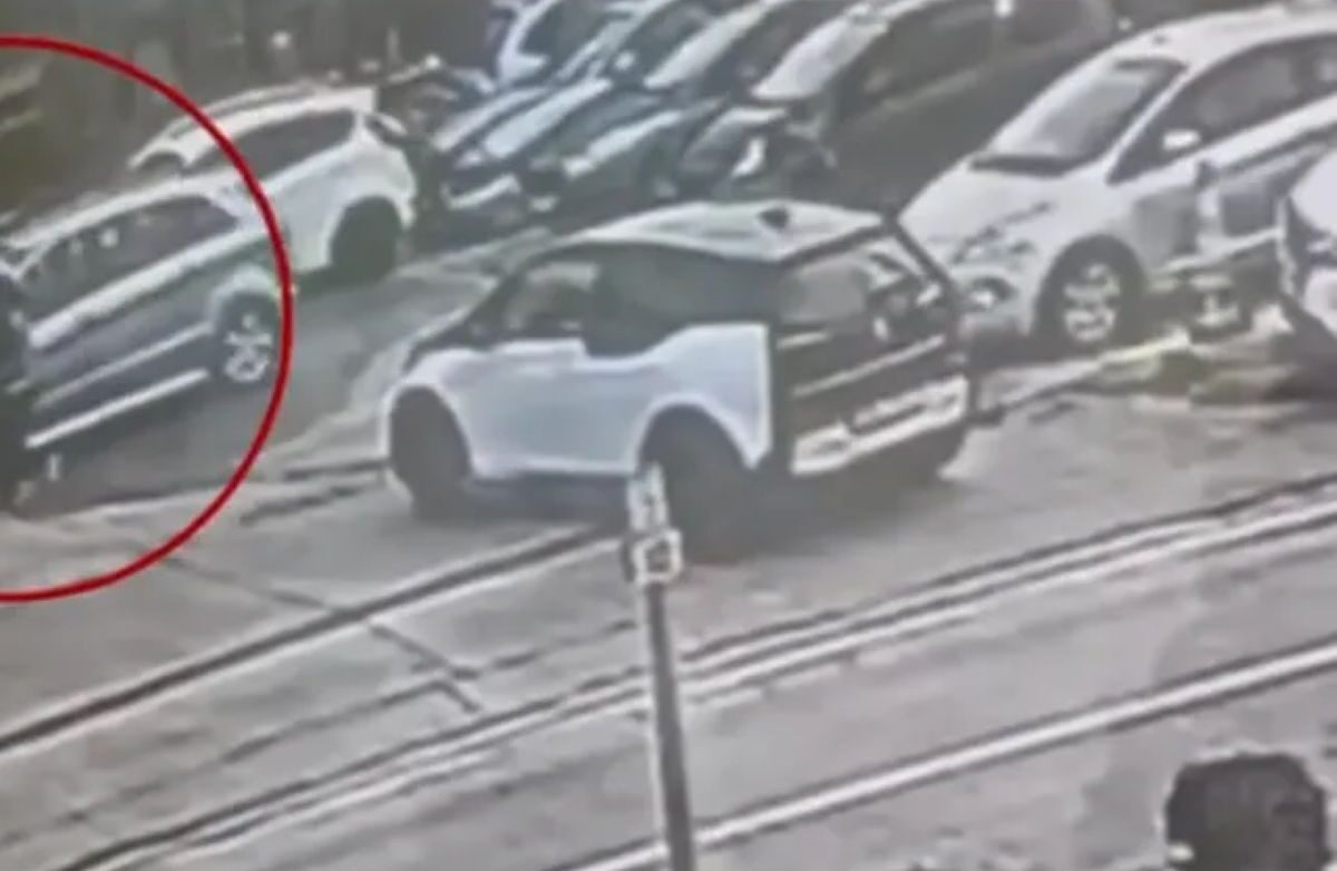 Βίντεο από τη στιγμή που παρασύρθηκε υπάλληλος έξω από τα ΕΛΤΑ Βριλησσίων – Έντονη διαφωνία για ένα δέμα