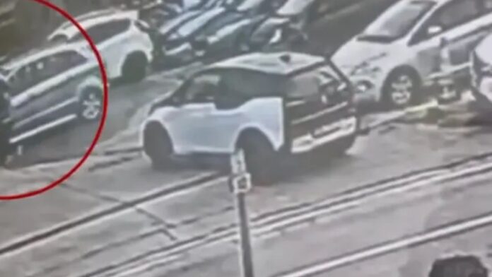 Βίντεο από τη στιγμή που παρασύρθηκε υπάλληλος έξω από τα ΕΛΤΑ Βριλησσίων – Έντονη διαφωνία για ένα δέμα