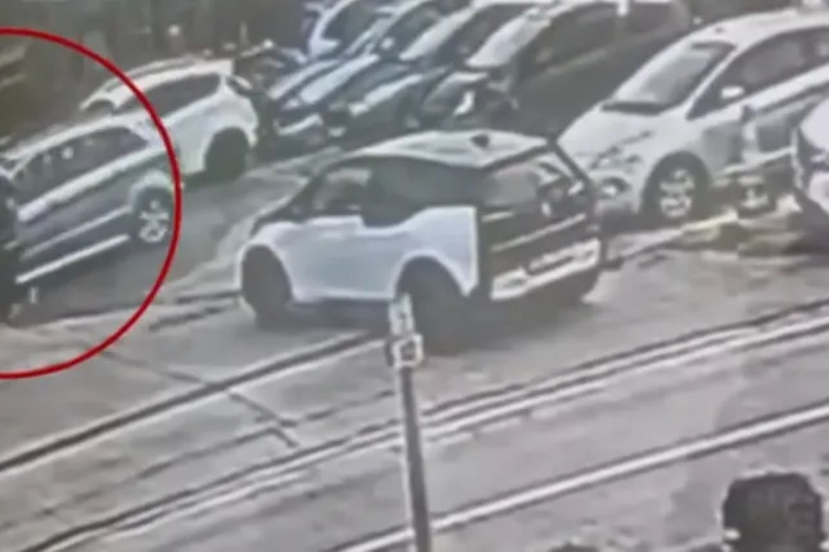 Βίντεο από τη στιγμή που παρασύρθηκε υπάλληλος έξω από τα ΕΛΤΑ Βριλησσίων – Έντονη διαφωνία για ένα δέμα