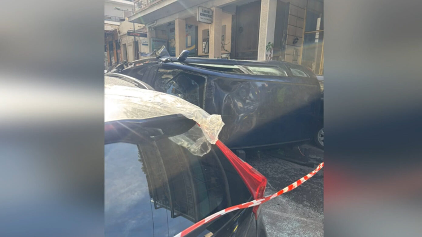 Σύγκρουση στο Βύρωνα: Αυτοκίνητο έπεσε σε σταθμευμένο ΙΧ και ανετράπη – Οδηγός στο νοσοκομείο