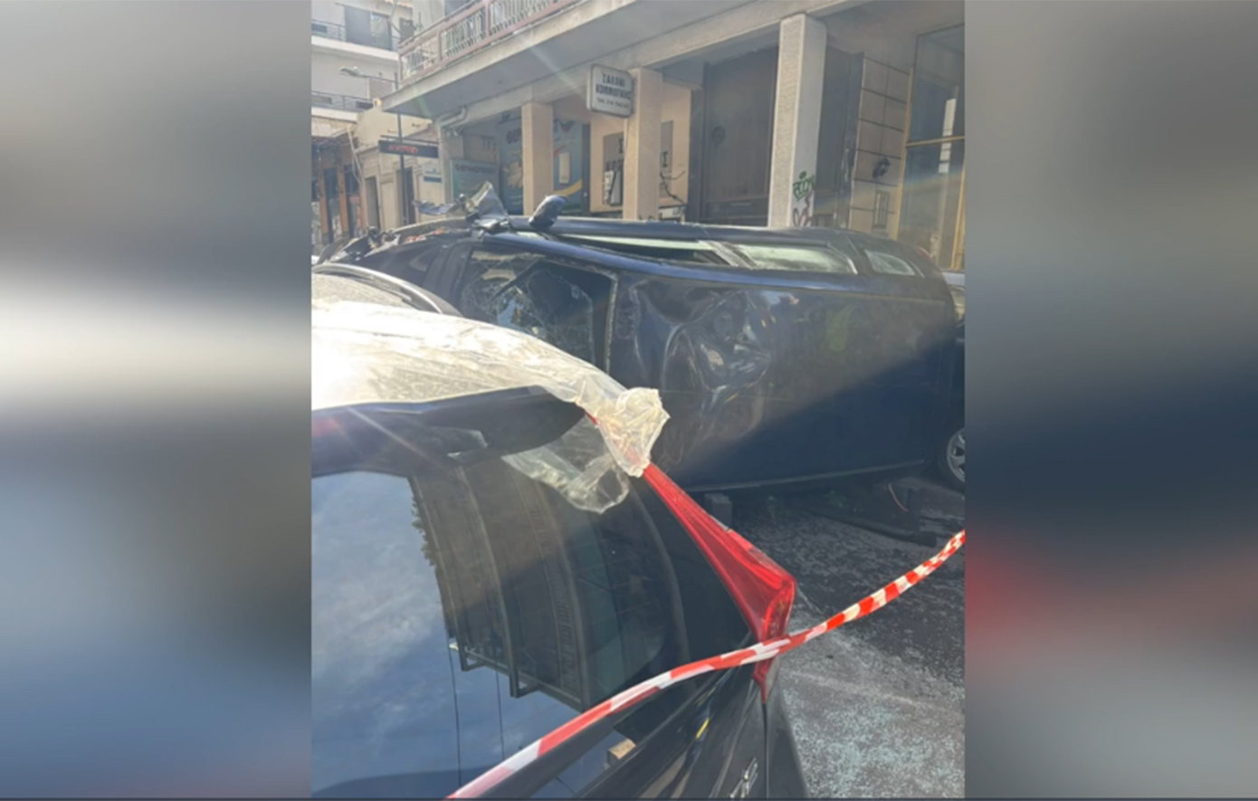 Σύγκρουση στο Βύρωνα: Αυτοκίνητο έπεσε σε σταθμευμένο ΙΧ και ανετράπη – Οδηγός στο νοσοκομείο