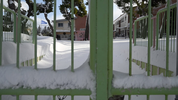 Στο έλεος του χιονιά η Στερεά Ελλάδα – Σε ποιες περιοχές δεν θα λειτουργήσουν τα σχολεία και πού θα ανοίξουν αργότερα