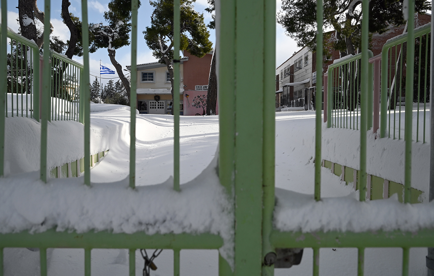 Στο έλεος του χιονιά η Στερεά Ελλάδα – Σε ποιες περιοχές δεν θα λειτουργήσουν τα σχολεία και πού θα ανοίξουν αργότερα