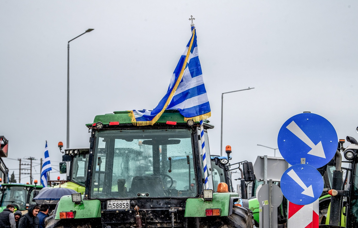 Αγρότες και κτηνοτρόφοι στα μπλόκα: Κλειστή η κεντρική περιμετρική οδός της Πάτρας – Πώς γίνεται η κυκλοφορία