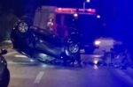 Τρομακτικές εικόνες από το θανατηφόρο τροχαίο στο Μαρκόπουλο – Το ΙΧ του 23χρονου έπεσε πάνω σε μάντρα σπιτιού και ανατράπηκε