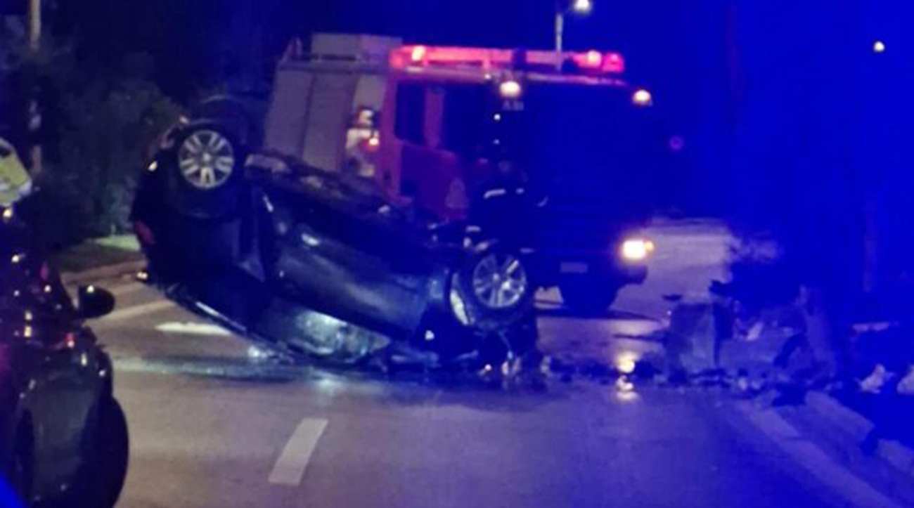 Τρομακτικές εικόνες από το θανατηφόρο τροχαίο στο Μαρκόπουλο – Το ΙΧ του 23χρονου έπεσε πάνω σε μάντρα σπιτιού και ανατράπηκε