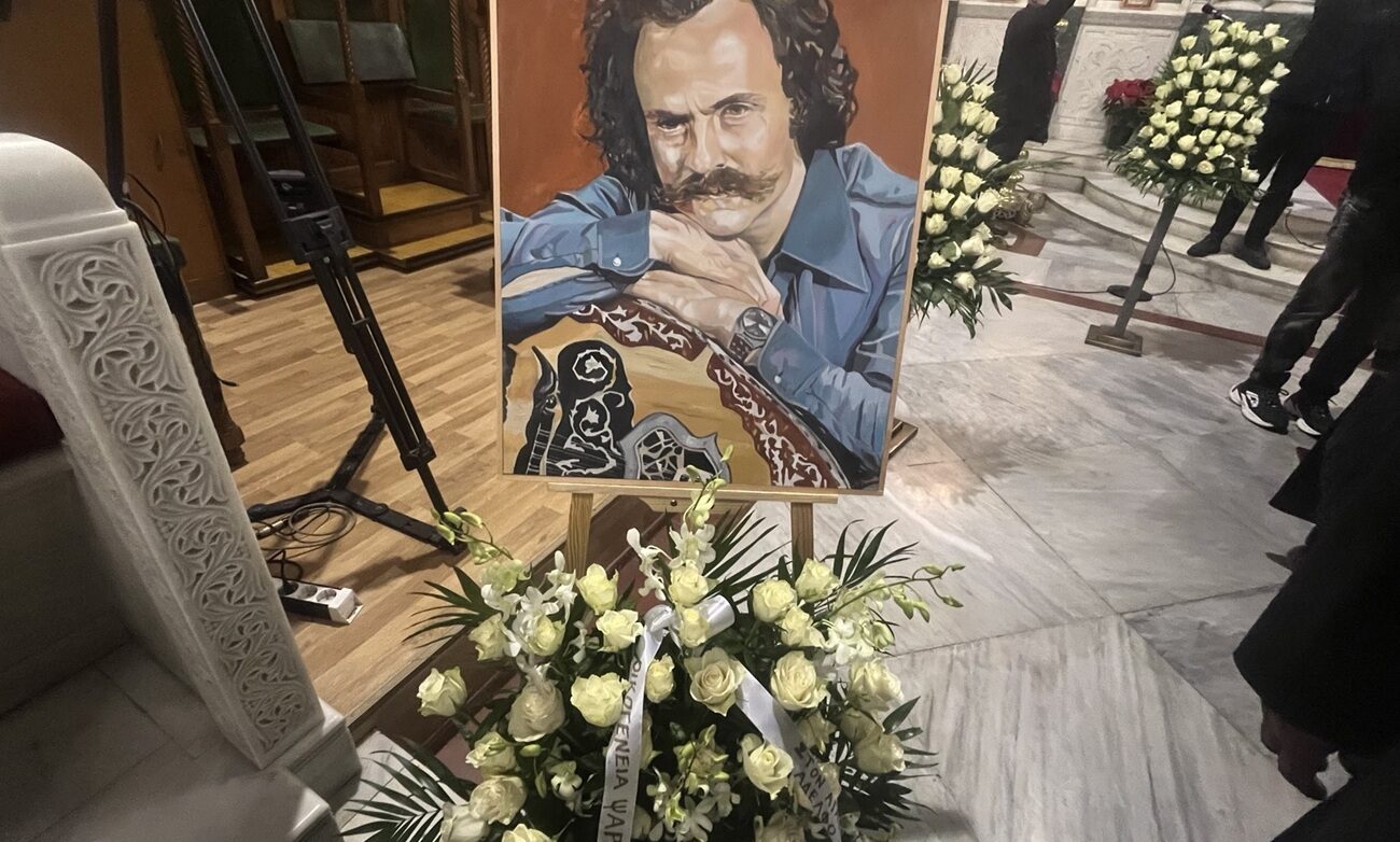 Συγκλονιστική συγκίνηση στο ύστατο χαίρε στον Γιάννη Ξυλούρη στην Κρήτη