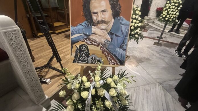 Συγκλονιστική συγκίνηση στο ύστατο χαίρε στον Γιάννη Ξυλούρη στην Κρήτη