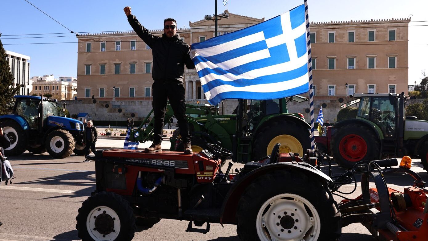 Μπροστά στη Βουλή τα τρακτέρ, το μεσημέρι η αναχώρηση των αγροτών – «Ο αγώνας θα διαρκέσει μέχρι τέλους»
