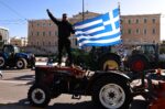 Μπροστά στη Βουλή τα τρακτέρ, το μεσημέρι η αναχώρηση των αγροτών – «Ο αγώνας θα διαρκέσει μέχρι τέλους»