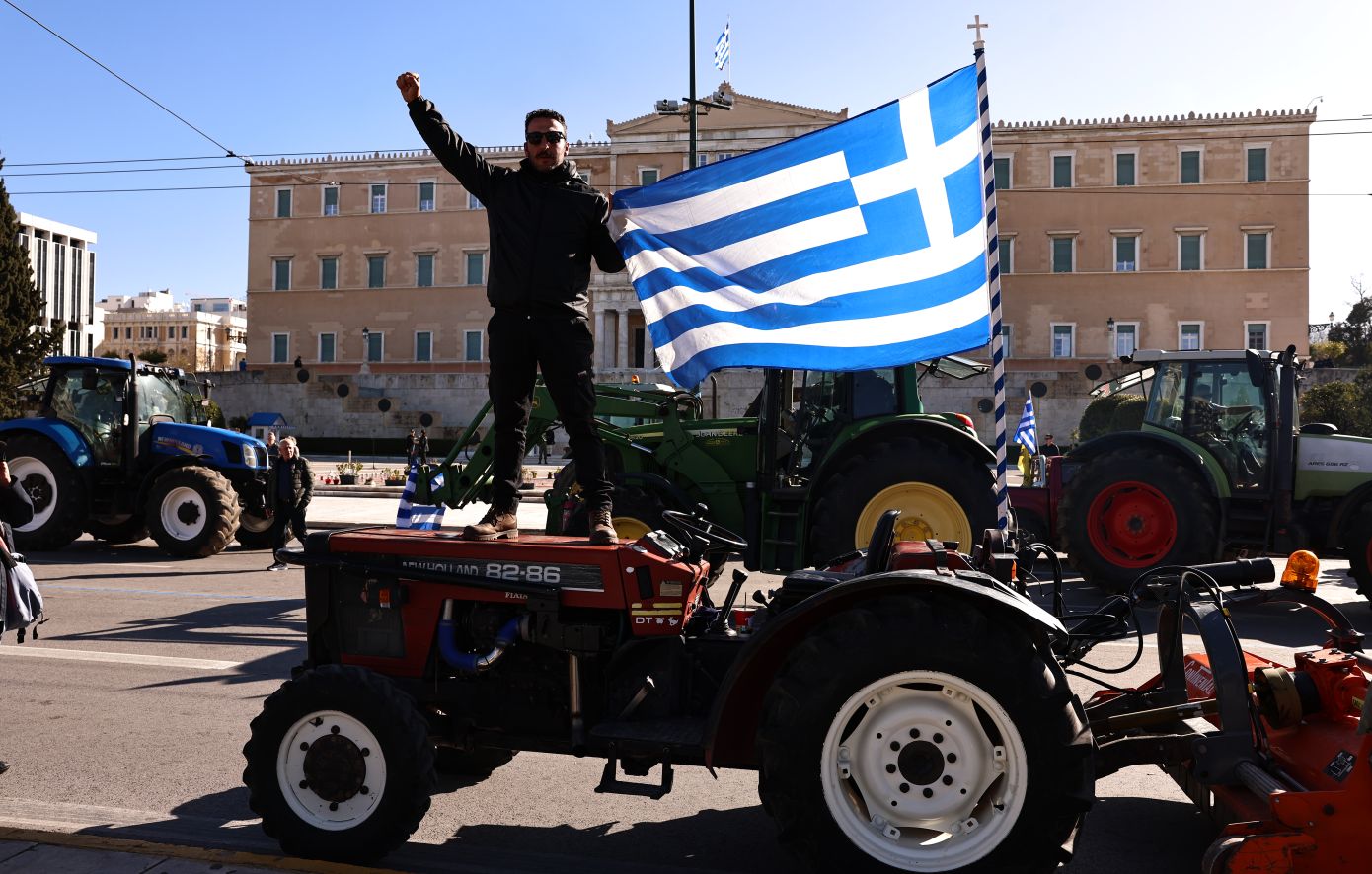Μπροστά στη Βουλή τα τρακτέρ, το μεσημέρι η αναχώρηση των αγροτών – «Ο αγώνας θα διαρκέσει μέχρι τέλους»