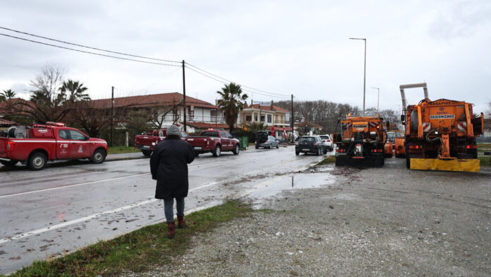 Συνεχίζονται οι εργασίες αποκατάστασης μετά την κακοκαιρία στις ακτές του δήμου Αγιάς