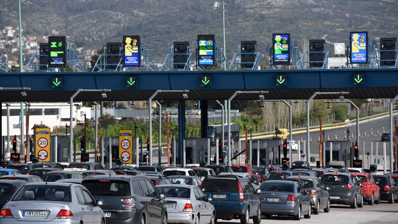 Μεγάλη φυγή για το τριήμερο της Καθαράς Δευτέρας: Πάνω από 88.000 αυτοκίνητα εκτός Αττικής, συνωστισμός στα ΚΤΕΛ