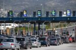 Μεγάλη φυγή για το τριήμερο της Καθαράς Δευτέρας: Πάνω από 88.000 αυτοκίνητα εκτός Αττικής, συνωστισμός στα ΚΤΕΛ