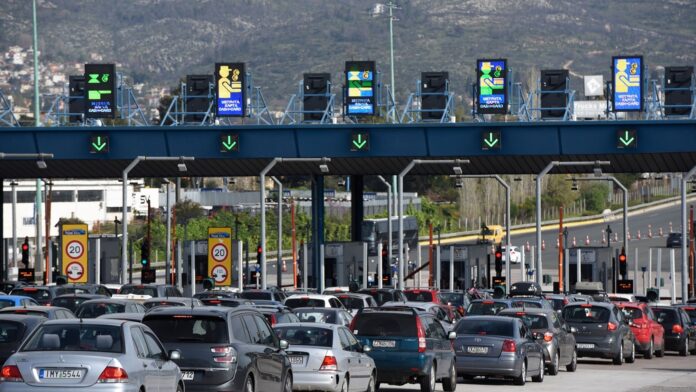 Μεγάλη φυγή για το τριήμερο της Καθαράς Δευτέρας: Πάνω από 88.000 αυτοκίνητα εκτός Αττικής, συνωστισμός στα ΚΤΕΛ
