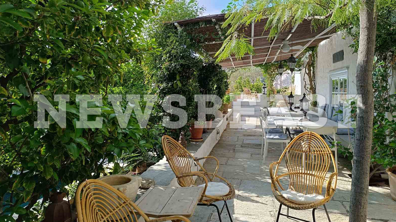 “Η κατοικία Ζερβουδάκη – Remusat στην Ύδρα: Μπραντ Πιτ, Καρολίνα του Μονακό, οικογένεια Νιάρχου και Μαζαρίν Πινζό”