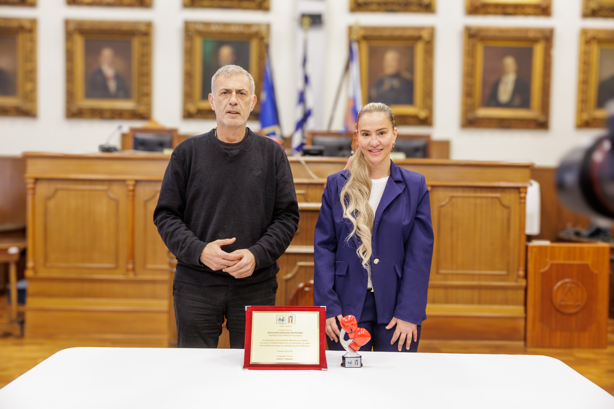 Ο Γιάννης Μώραλης τίμησε την Πειραιώτισσα πυγμάχο Καλλιόπη Κουρούνη