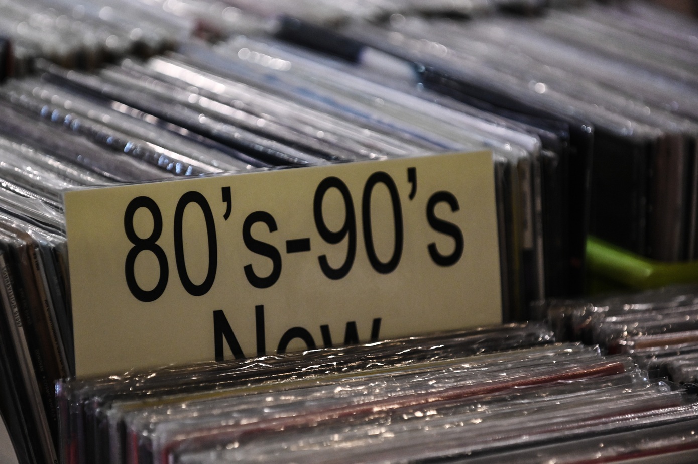 Η αναγέννηση του βινυλίου: Νέα δισκοπωλεία ξεφυτρώνουν στην Αθήνα, ζωντανεύοντας την αγορά – Το νέο κοινό και οι τάσεις