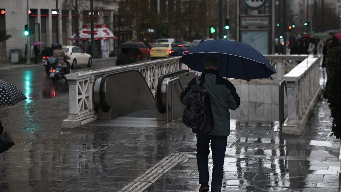 Το πρώτο κύμα κακοκαιρίας πλήττει την Αττική – Κόκκινος συναγερμός σε αρκετές περιοχές – Αδιάκοπα μηνύματα από το 112
