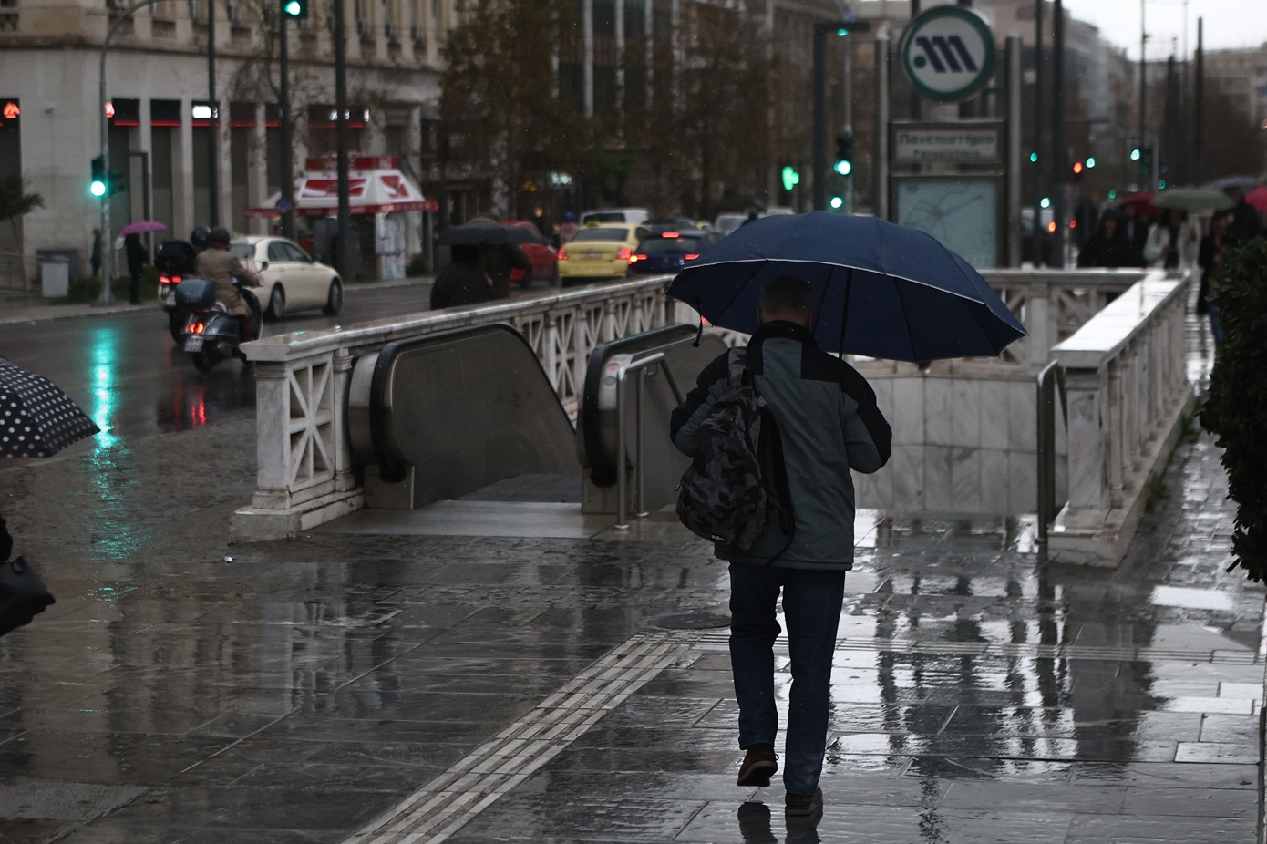 Το πρώτο κύμα κακοκαιρίας πλήττει την Αττική – Κόκκινος συναγερμός σε αρκετές περιοχές – Αδιάκοπα μηνύματα από το 112