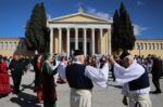 «Το Ζάππειο δεν παραχωρείται»: Ηπειρώτες διαμαρτύρονται με χορούς και κλαρίνα ενάντια στο νόμο για τα κληροδοτήματα