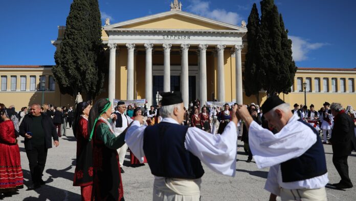 «Το Ζάππειο δεν παραχωρείται»: Ηπειρώτες διαμαρτύρονται με χορούς και κλαρίνα ενάντια στο νόμο για τα κληροδοτήματα