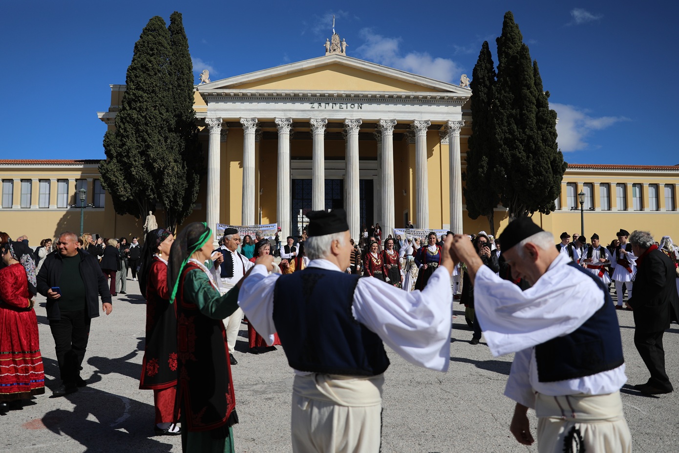 «Το Ζάππειο δεν παραχωρείται»: Ηπειρώτες διαμαρτύρονται με χορούς και κλαρίνα ενάντια στο νόμο για τα κληροδοτήματα