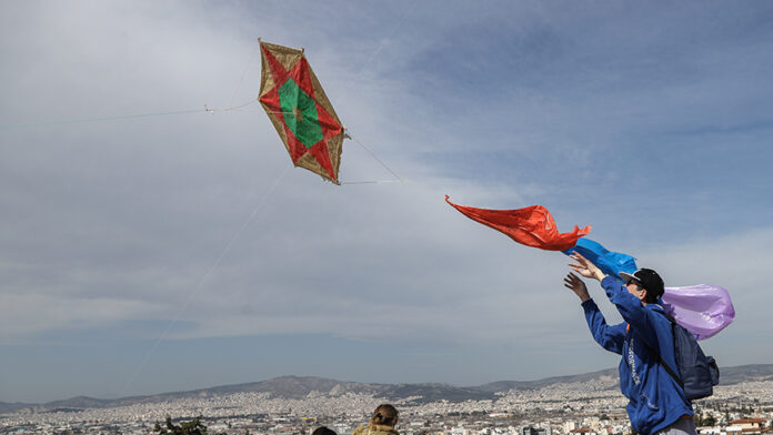 Συννεφιά, βροχοπτώσεις και καταιγίδες με το ξεκίνημα του τριημέρου – Ποιος θα είναι ο καιρός για το πέταγμα του χαρταετού