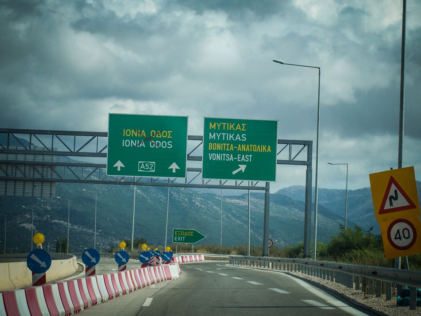 Κλειστή και στα δύο ρεύματα κυκλοφορίας η Ιόνια Οδός, λόγω μεγάλης κατολίσθησης, στα όρια Άρτας και Αιτωλοακαρνανίας