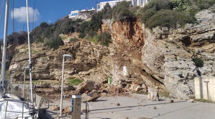 Κατολισθήσεις στην Ικαρία – Γιγάντιος βράχος κατέπεσε στη μαρίνα του Αγίου Κηρύκου