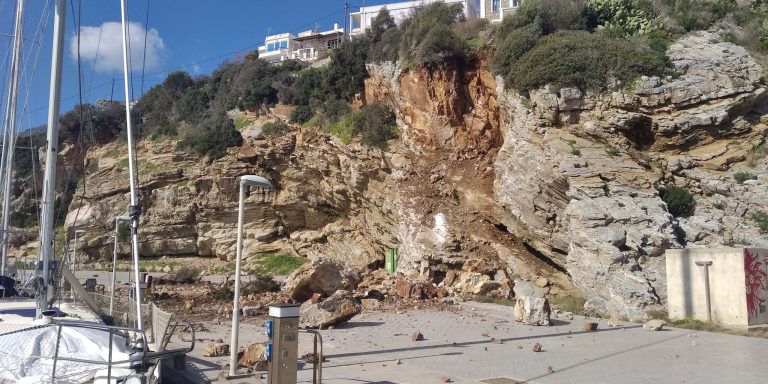 Κατολισθήσεις στην Ικαρία – Γιγάντιος βράχος κατέπεσε στη μαρίνα του Αγίου Κηρύκου