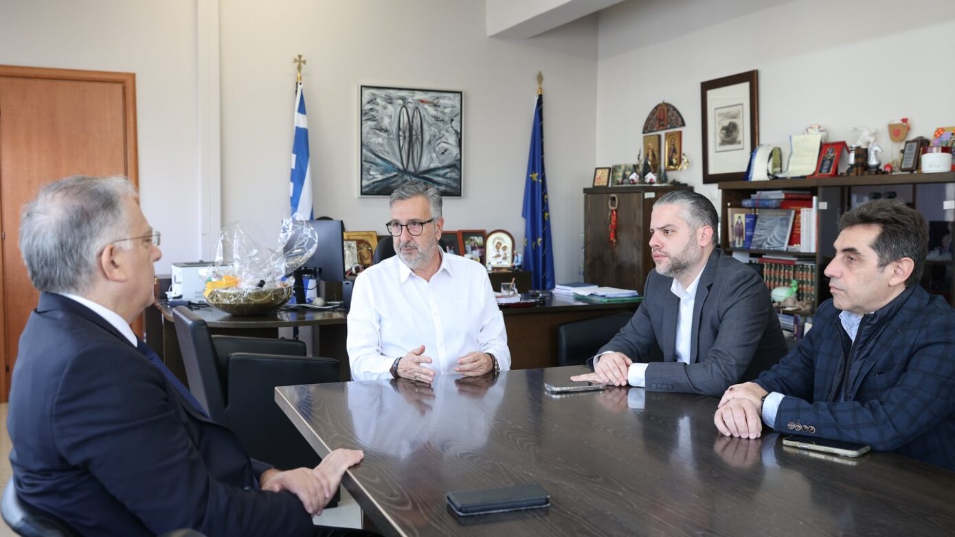 Ο Υπουργός Ανάπτυξης επισκέπτεται το δημαρχείο Αγίου Δημητρίου