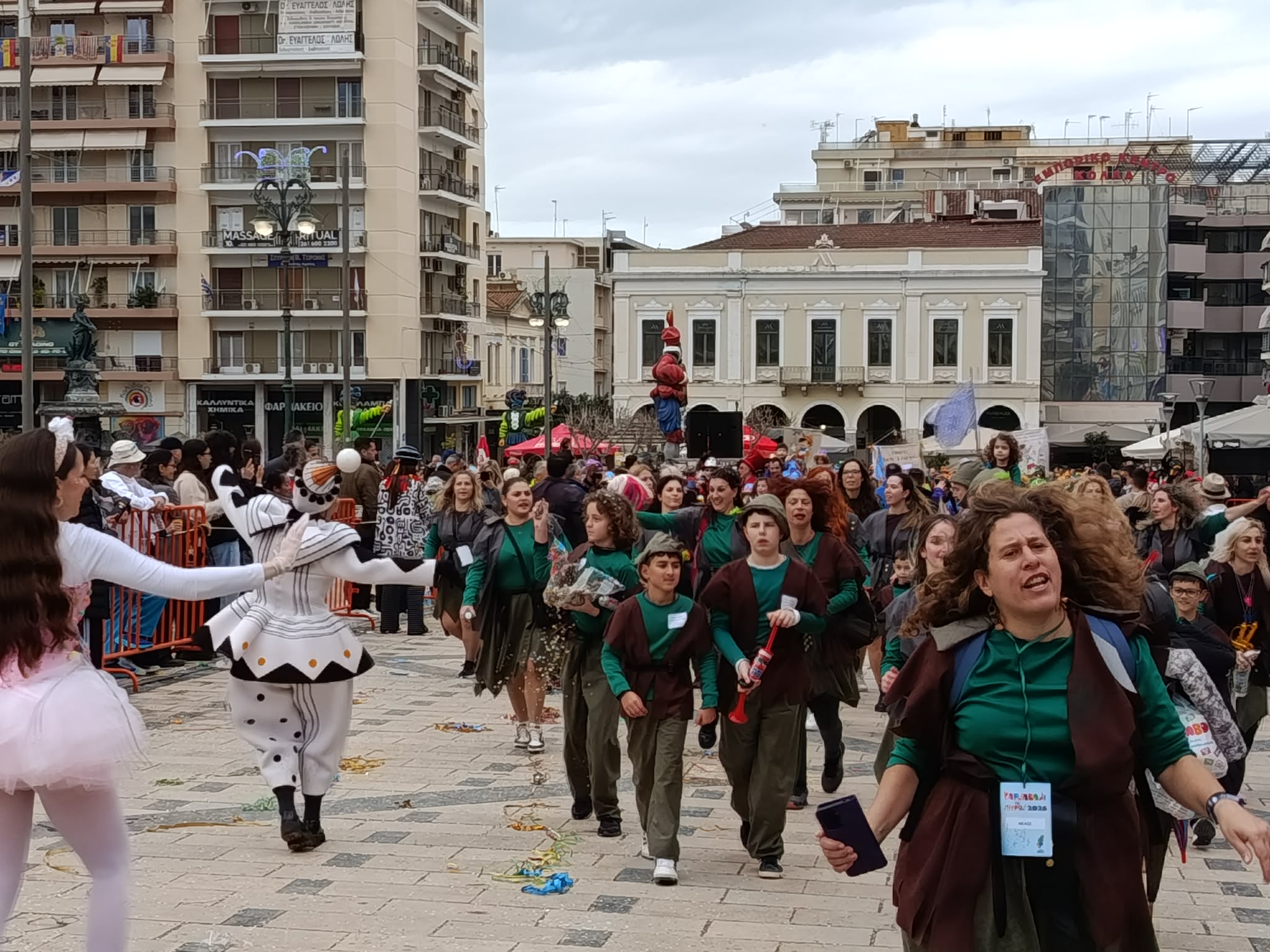 Πάτρα: Ρυθμός και κέφι στην παρέλαση των μικρών καρναβαλιστών