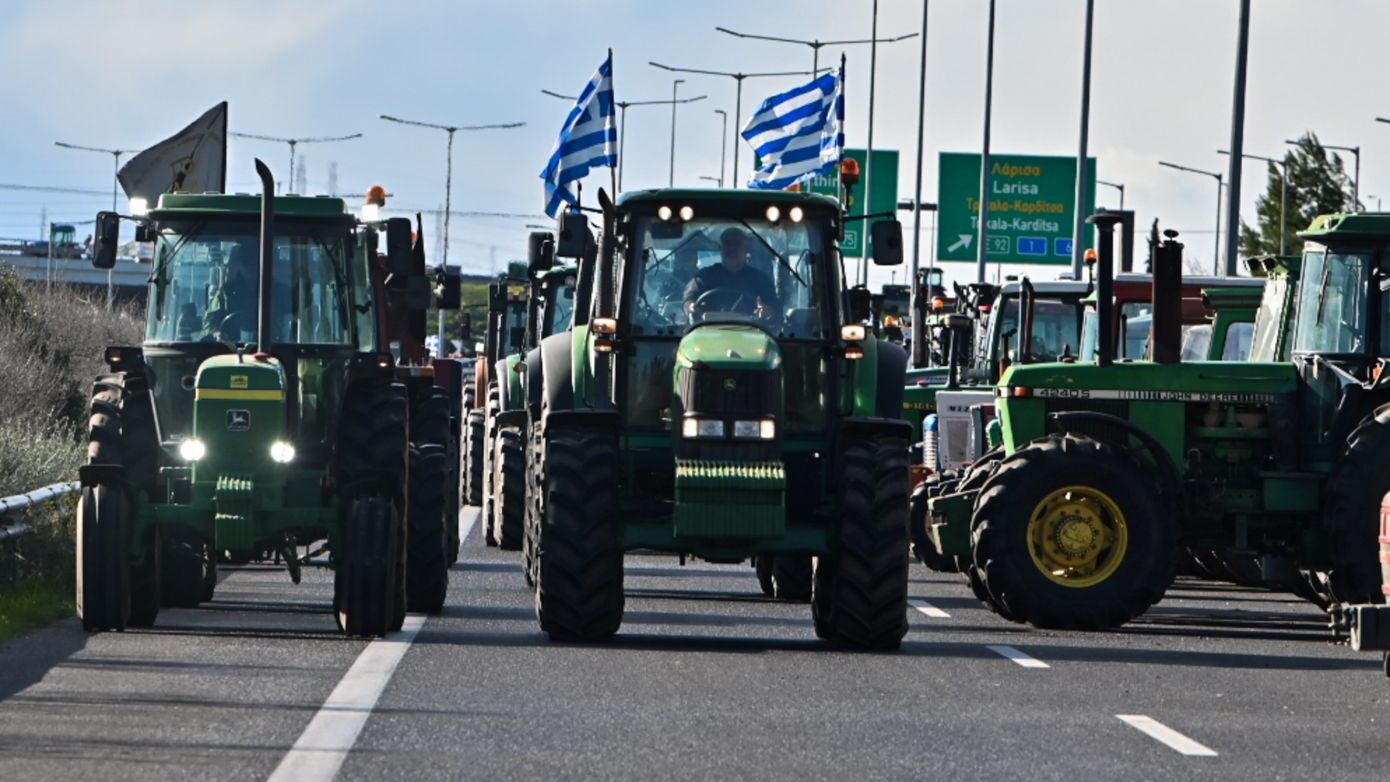 Οι αγρότες εντείνουν τις διαμαρτυρίες τους – Προετοιμάζουν πορεία με τρακτέρ στην Αθήνα