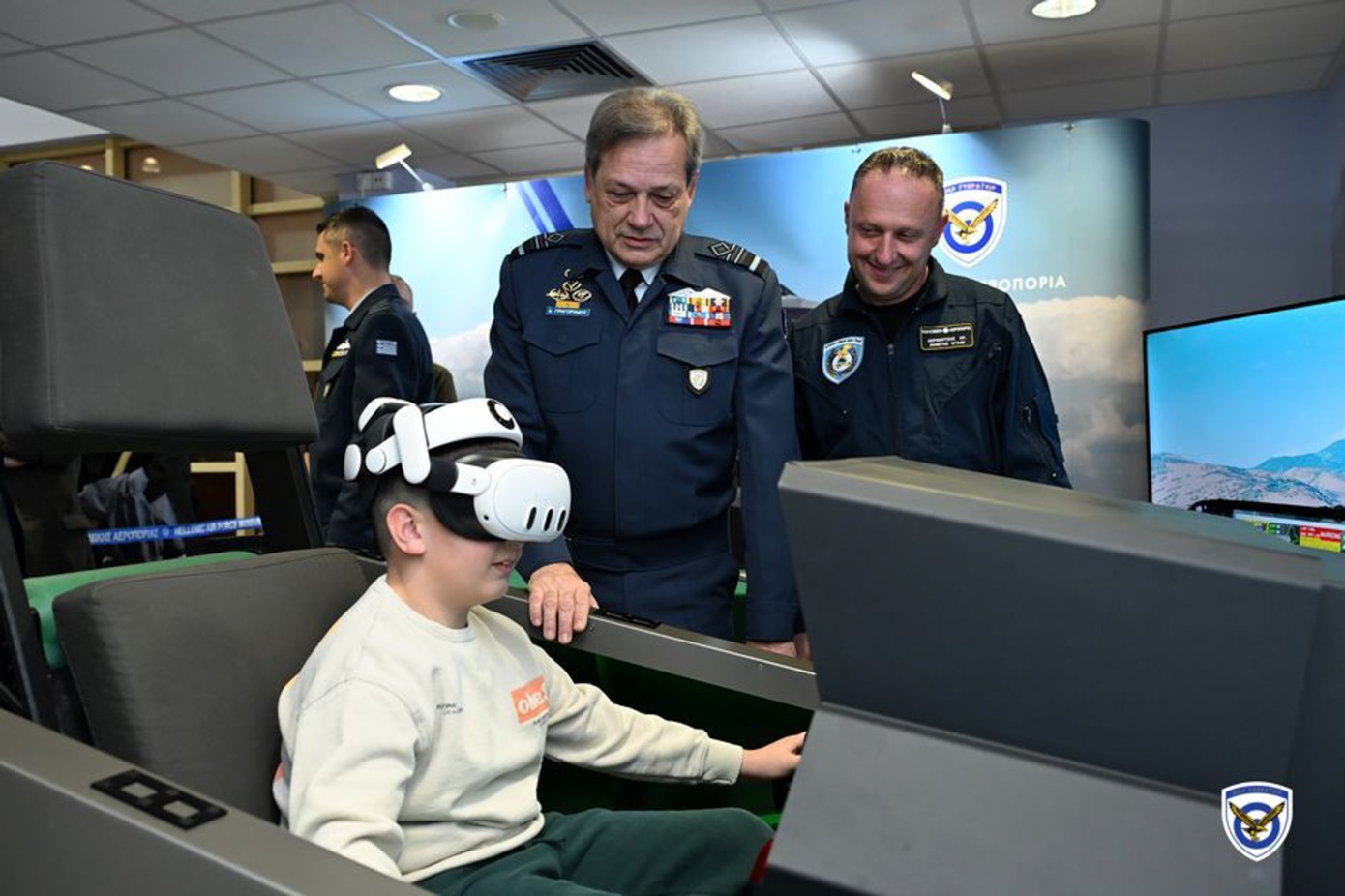 Πολεμική Αεροπορία: Νέοι και νέες «απογειώθηκαν» με F-35 και F-16 σε προσομοιωτές κατά τη δράση του ΓΕΑ στην Πάτρα