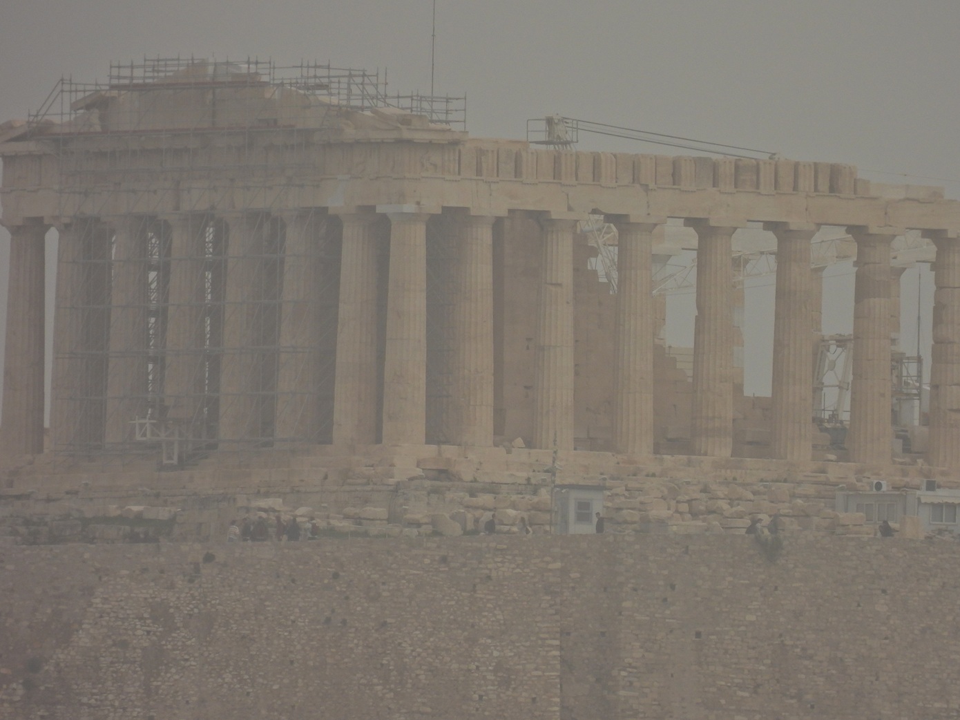 Η Σαχάρα «καλύπτει» την Αθήνα: Θεαματικές εικόνες της αφρικανικής σκόνης στο Λεκανοπέδιο – Έξαρση του φαινομένου το μεσημέρι