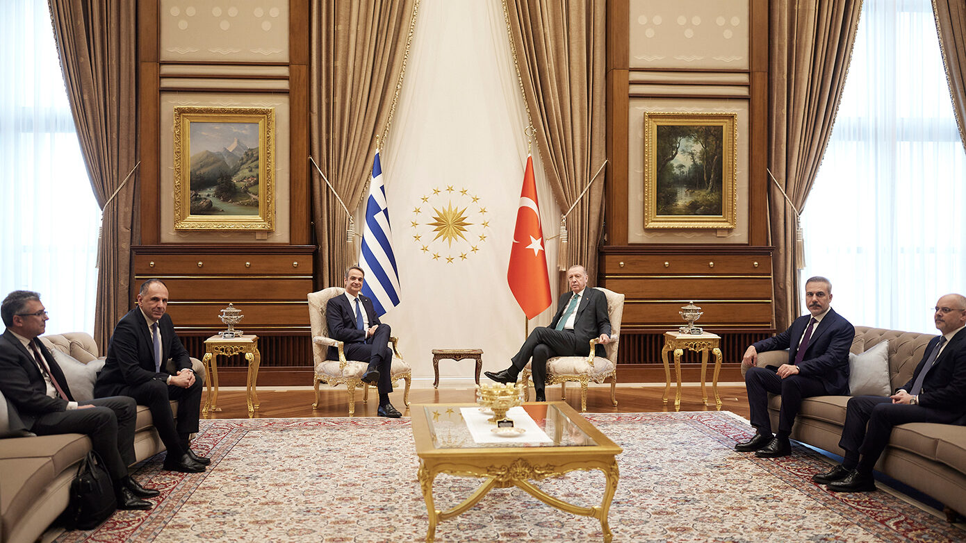 Μενού δείπνου Μητσοτάκη – Ερντογάν: Αγκινάρες με κάρι, λαχανοντολμάδες και μπακλαβάς