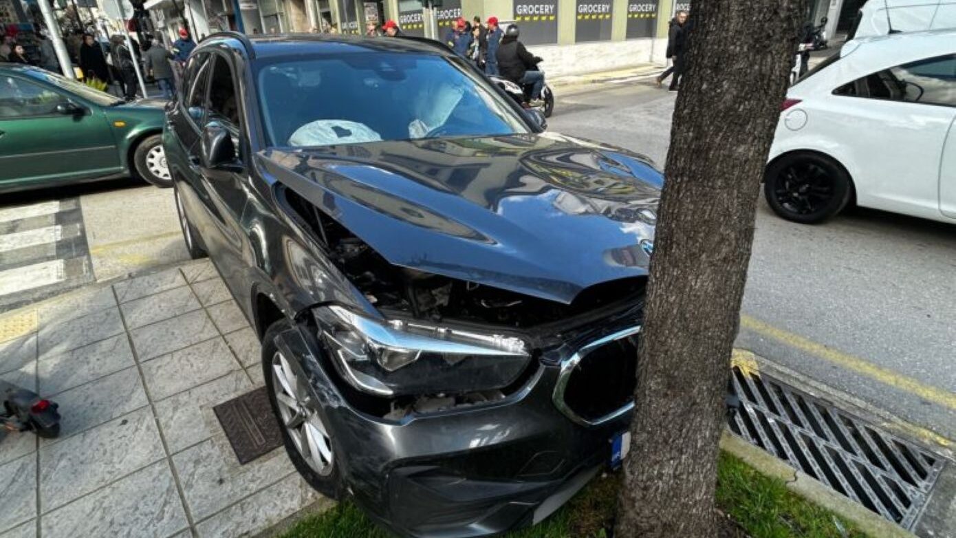 Αγρίνιο: Οδηγός εκτός ελέγχου συγκρούστηκε με τέσσερα οχήματα και κατέληξε σε δέντρο – Δείτε φωτογραφίες
