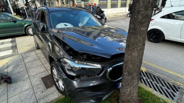 Αγρίνιο: Οδηγός εκτός ελέγχου συγκρούστηκε με τέσσερα οχήματα και κατέληξε σε δέντρο – Δείτε φωτογραφίες