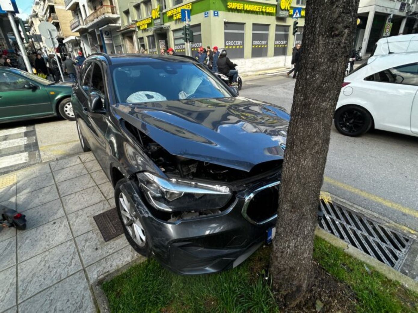 Αγρίνιο: Οδηγός εκτός ελέγχου συγκρούστηκε με τέσσερα οχήματα και κατέληξε σε δέντρο – Δείτε φωτογραφίες