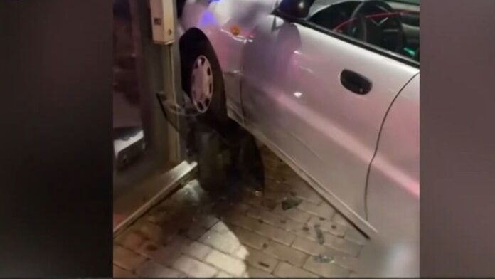 Σκηνές κινηματογραφικής δράσης στον Άγιο Δημήτριο – Νεαροί με κλεμμένο όχημα κατέληξαν σε τζαμαρία μετά από καταδίωξη