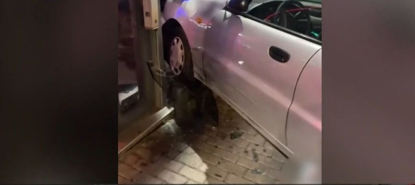 Σκηνές κινηματογραφικής δράσης στον Άγιο Δημήτριο – Νεαροί με κλεμμένο όχημα κατέληξαν σε τζαμαρία μετά από καταδίωξη