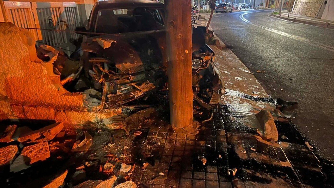 Ρέθυμνο: Οδηγός σε ξέφρενη πορεία «καρφώνει» το όχημά του σε κολώνα