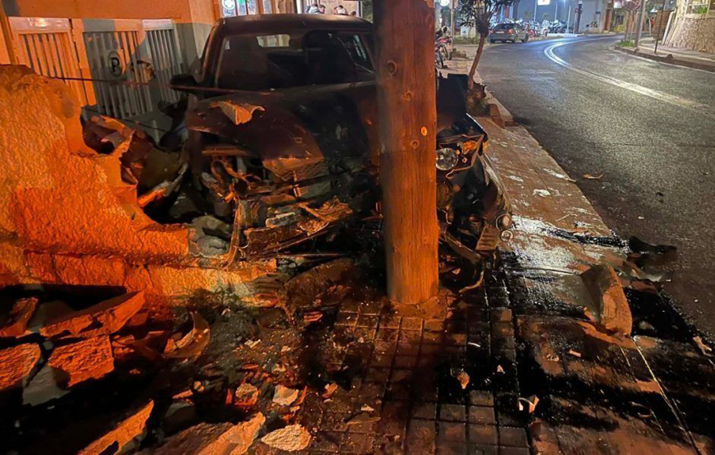 Αυτοκίνητο στο Ρέθυμνο μπήκε στο αντίθετο ρεύμα, χτύπησε μηχανές και καρφώθηκε σε κολόνα