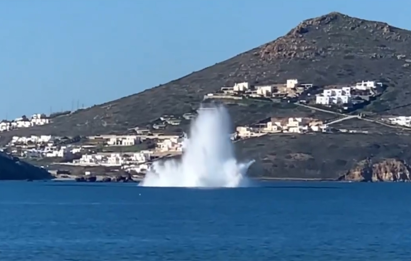 Η στιγμή απενεργοποίησης της νάρκης στη Νάξο με ελεγχόμενη έκρηξη – Δείτε το βίντεο