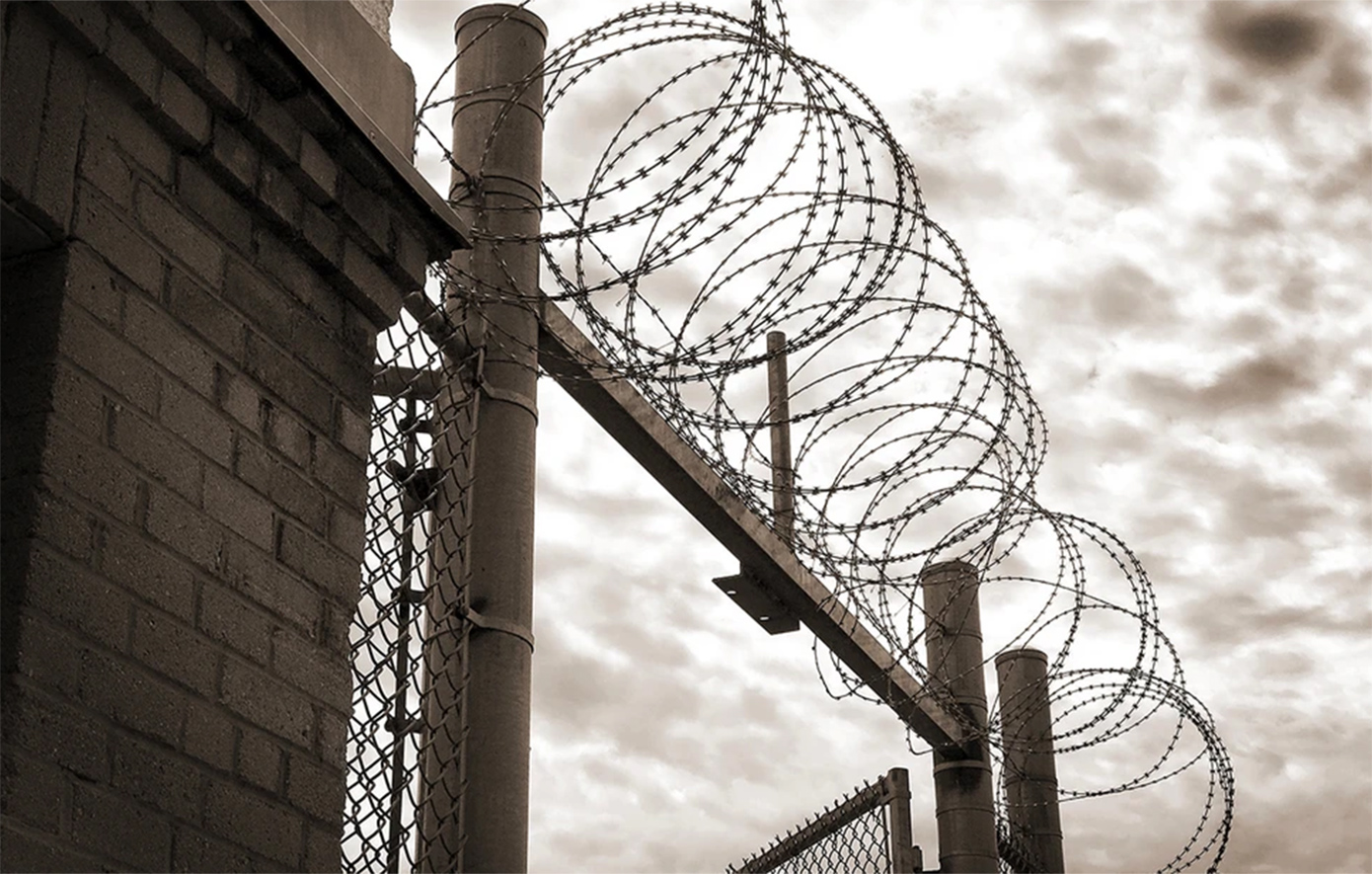 «Πώς γίνεται να δολοφονείται κάποιος μπροστά σου και να μην το αντιληφθείς;»: Οι αντιφάσεις του αρχιφύλακα στις φυλακές Δομοκού